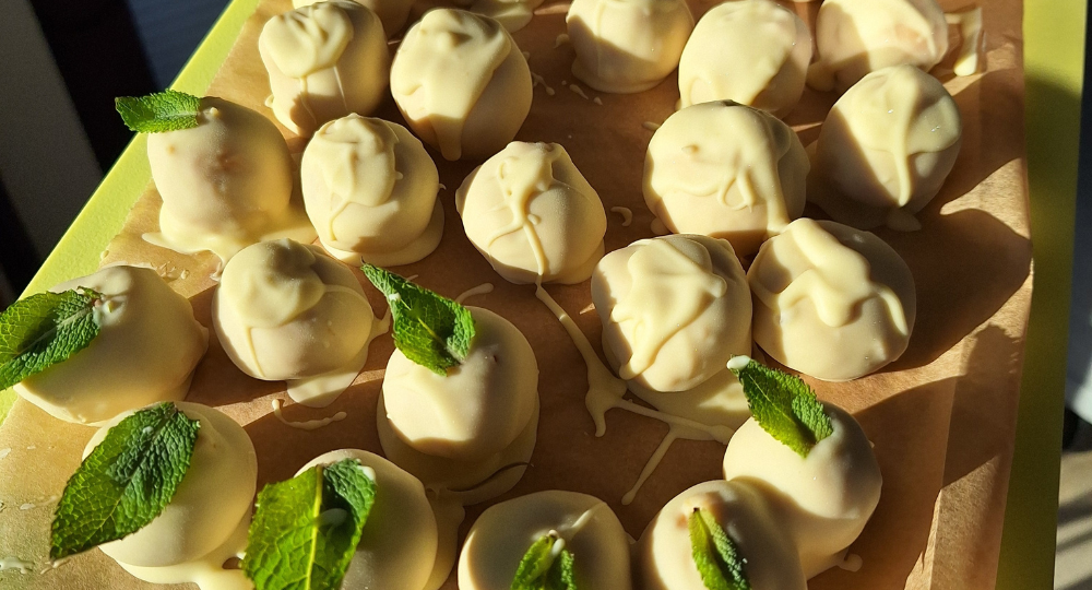 Lemon Cheeseball Kugeln mit weißer Schokolade überzogen