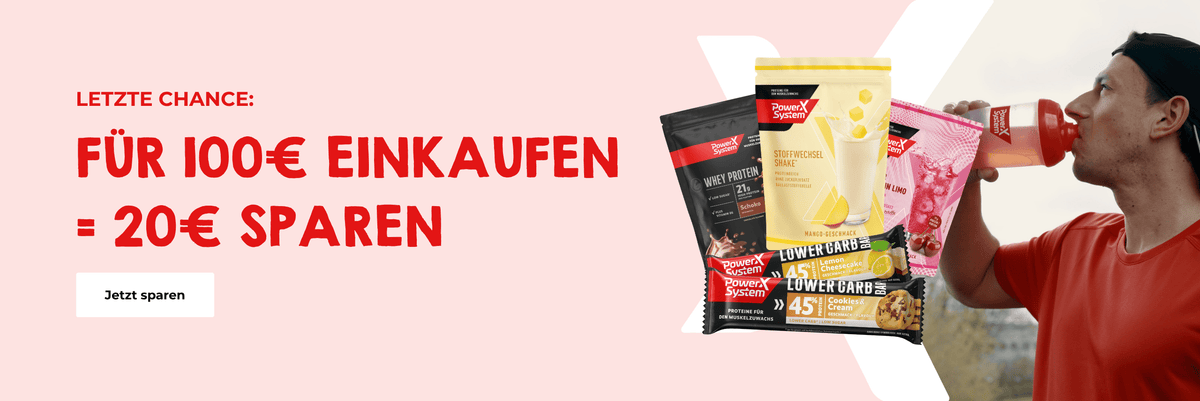 PowerXSystem Aktionsbanner: Letzte Chance – für 100€ einkaufen und 20€ sparen. Abgebildet sind mehrere PowerXSystem Produkte: Whey Protein Schoko (schwarze Verpackung), Stoffwechsel Shake Mango (gelbe Verpackung), Lower Carb Bar in den Sorten Lemon Cheesecake und Cookies & Cream sowie ein rosafarbenes Getränkepulver. Rechts trinkt ein Mann im roten T-Shirt aus einem roten PowerXSystem Shaker.