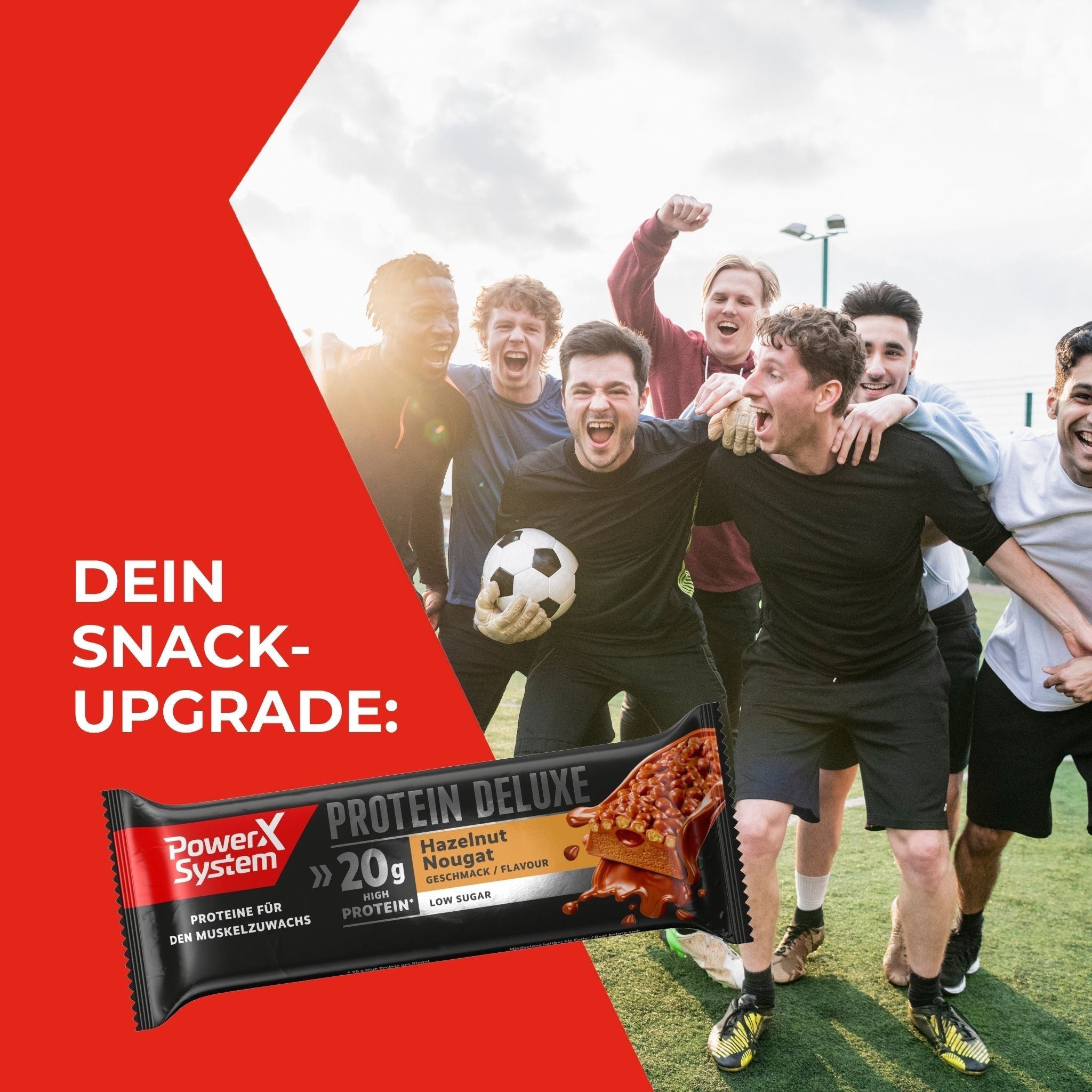 Jubelnde Fußballspieler mit einem Protein Deluxe Eiweissriegel im Vordergrund