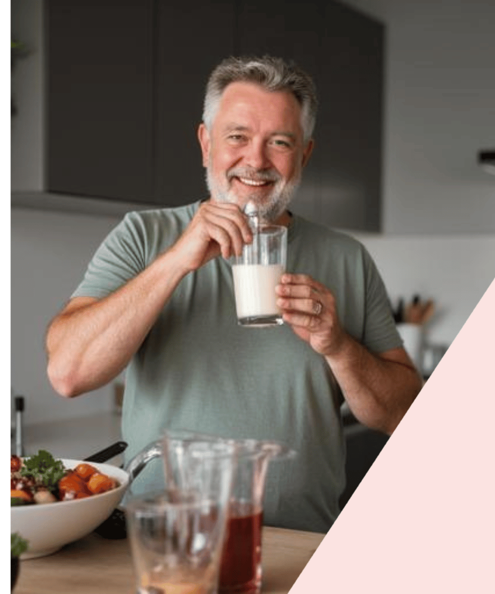 Mann mit einem Proteinshake