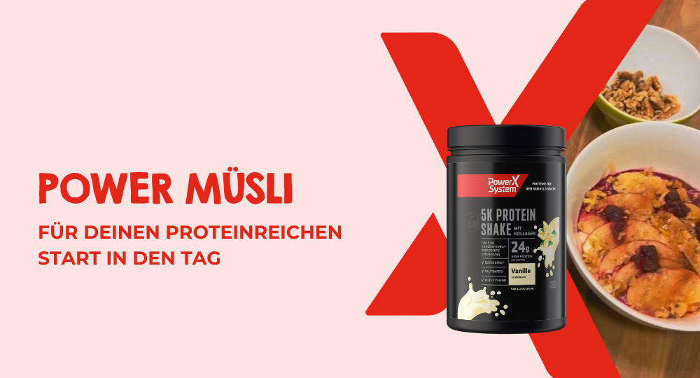 Eine mit früchten dekorierte Müsli-Schale und Power System Proteinpulver für ein Rezept