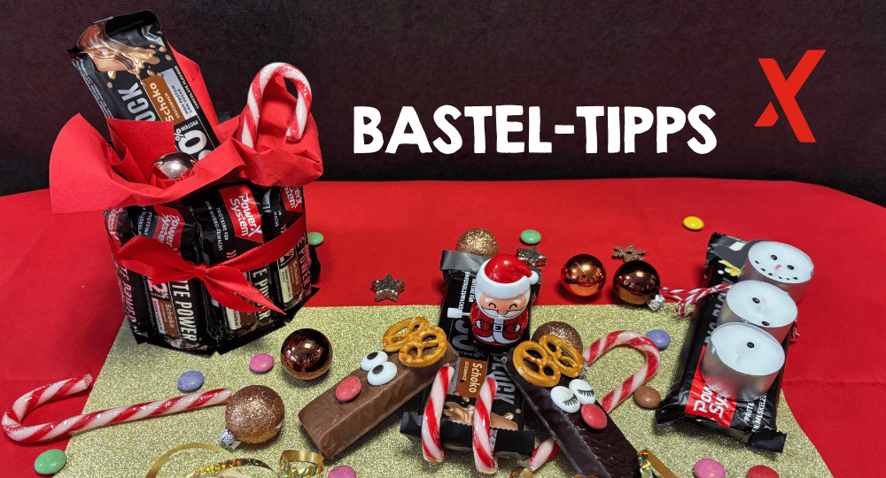 Wir sehen einen Tisch voller weihnachtlicher Bastel-Ideen mit Proteinriegeln