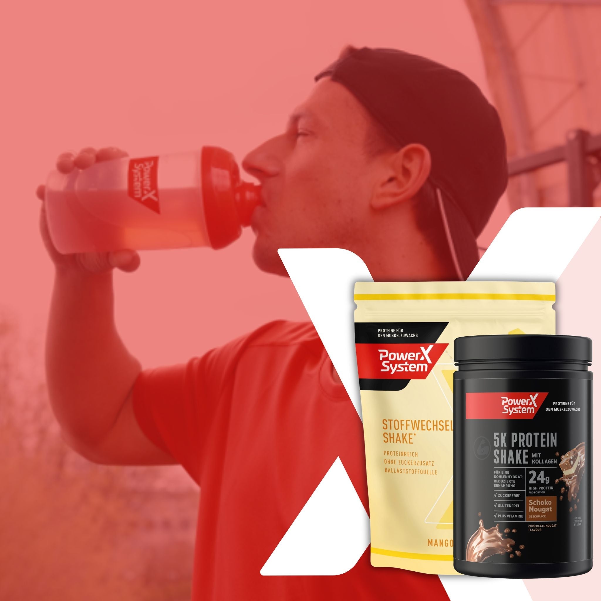 Mann trinkt aus einem Shaker eine Protein Limo. Die Packungen der beiden Sorten im Vordergrund.