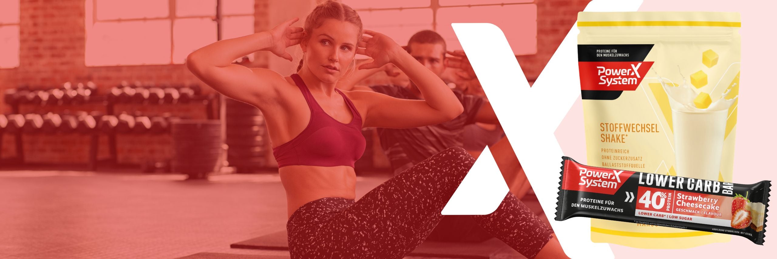 Kategoriebild Abnehmen & Fitness. Ein Paar macht Sportübungen. 2 Lower Carb Riegel sind im Vordergrund abgebildet