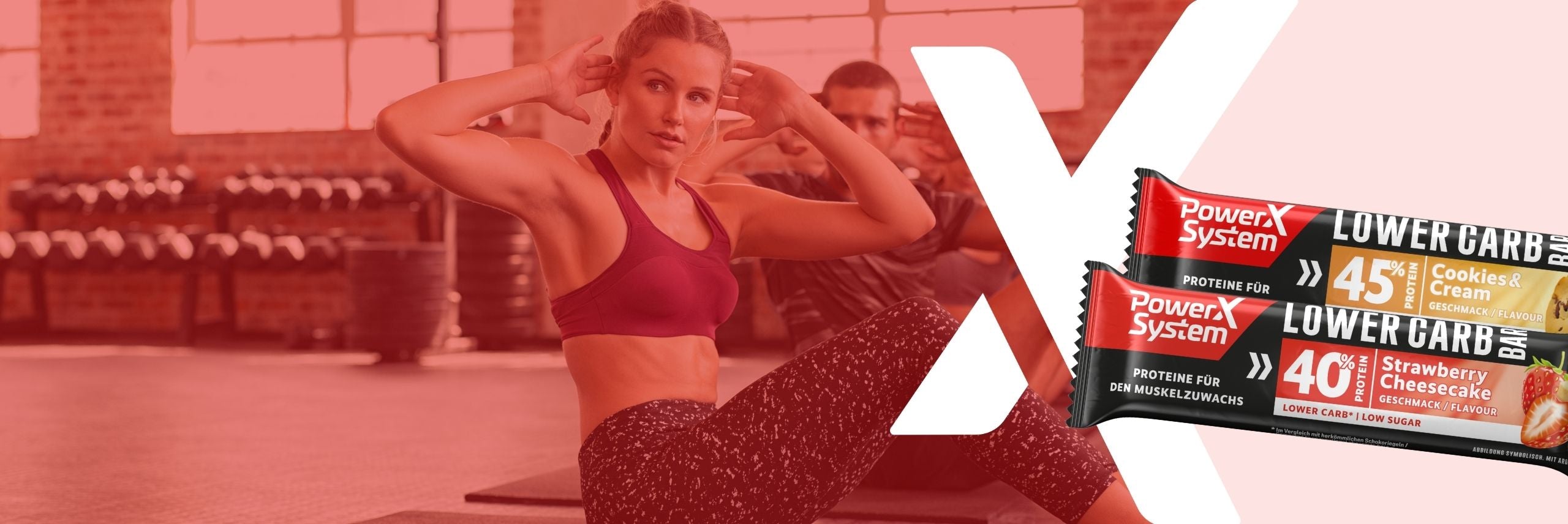 Kategoriebild Fitness. Ein Paar macht Sportübungen. 2 Lower carb Riegel sind im Vordergrund abgebildet