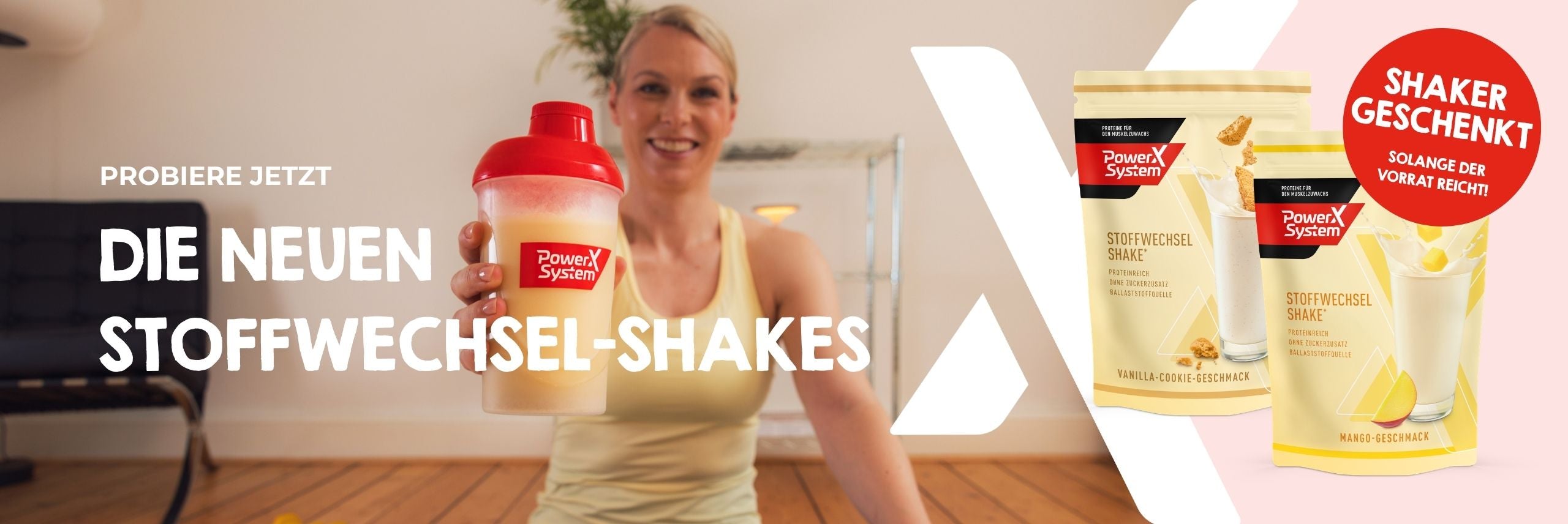 Frau hält einen Shaker mit Proteinshake vor die Kamera, daneben Packungen von Power System Stoffwechsel-Shakes in den Sorten Vanille-Cookie und Mango