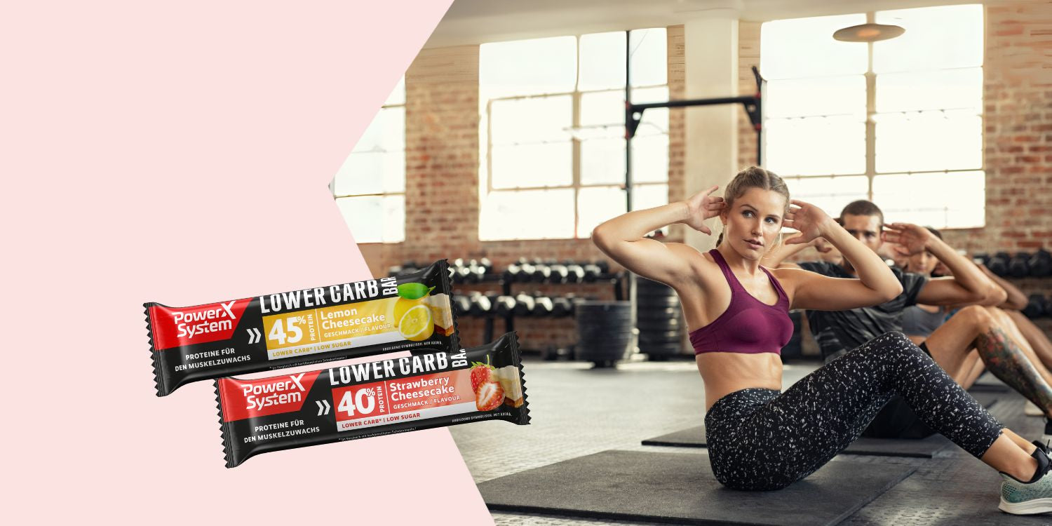 Frau und Mann im Fitnessstudio, 2 Lower carb Riegel