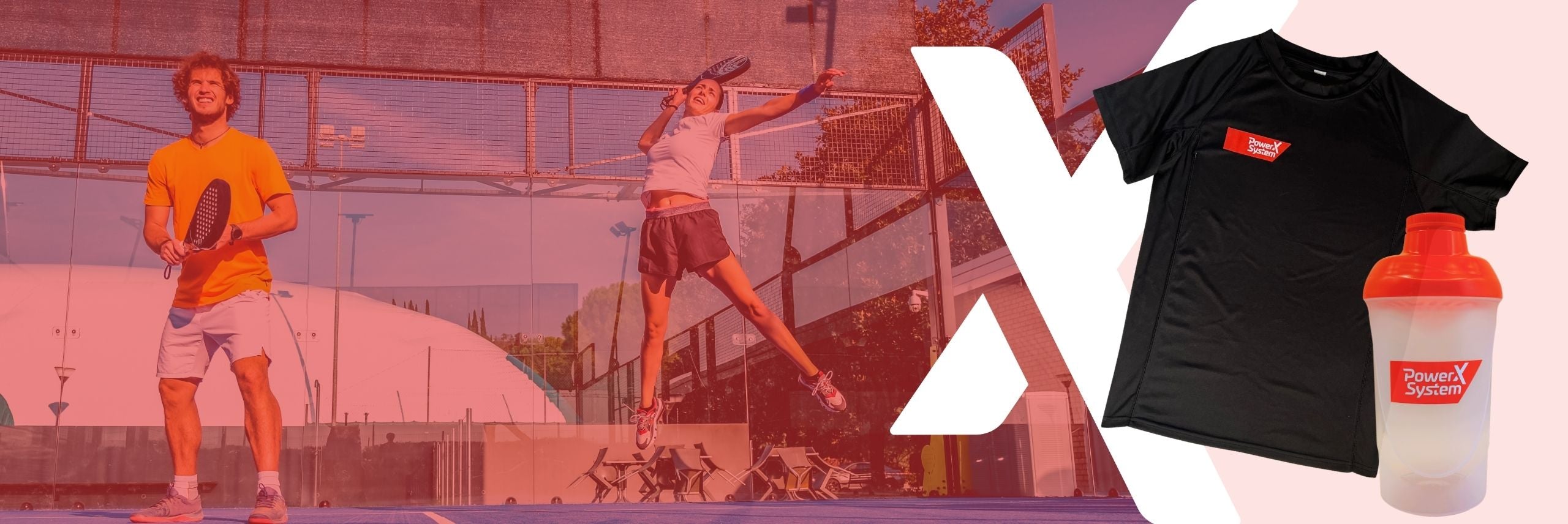 Kategoriebild Merch Artikel. Ein Paar spielt Paddel. Ein Funktionsshirt und ein Shaker mit Logo sind im Vordergrund abgebildet