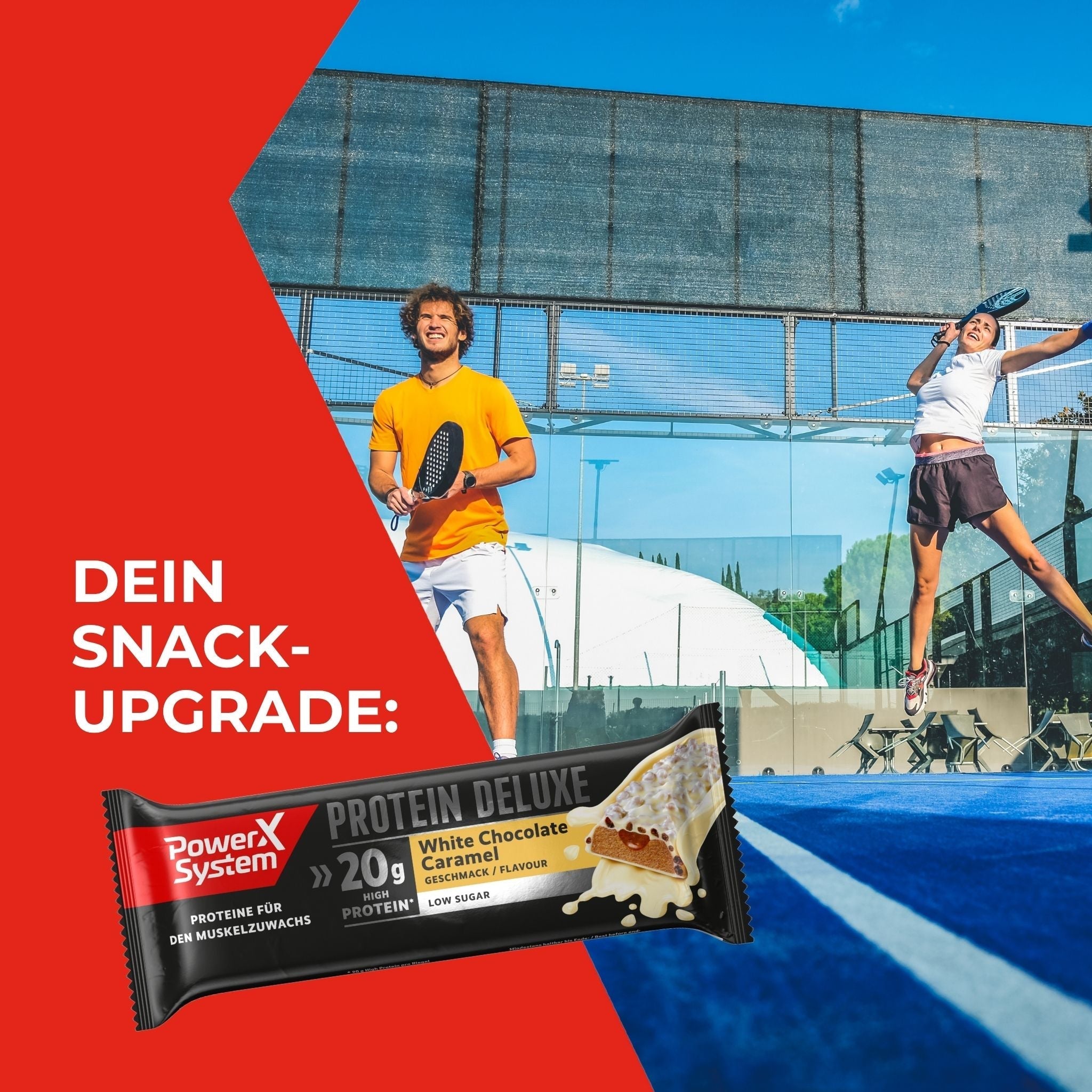 2 Padelball Spieler mit einem Protein Deluxe Eiweissriegl im Vordergrund