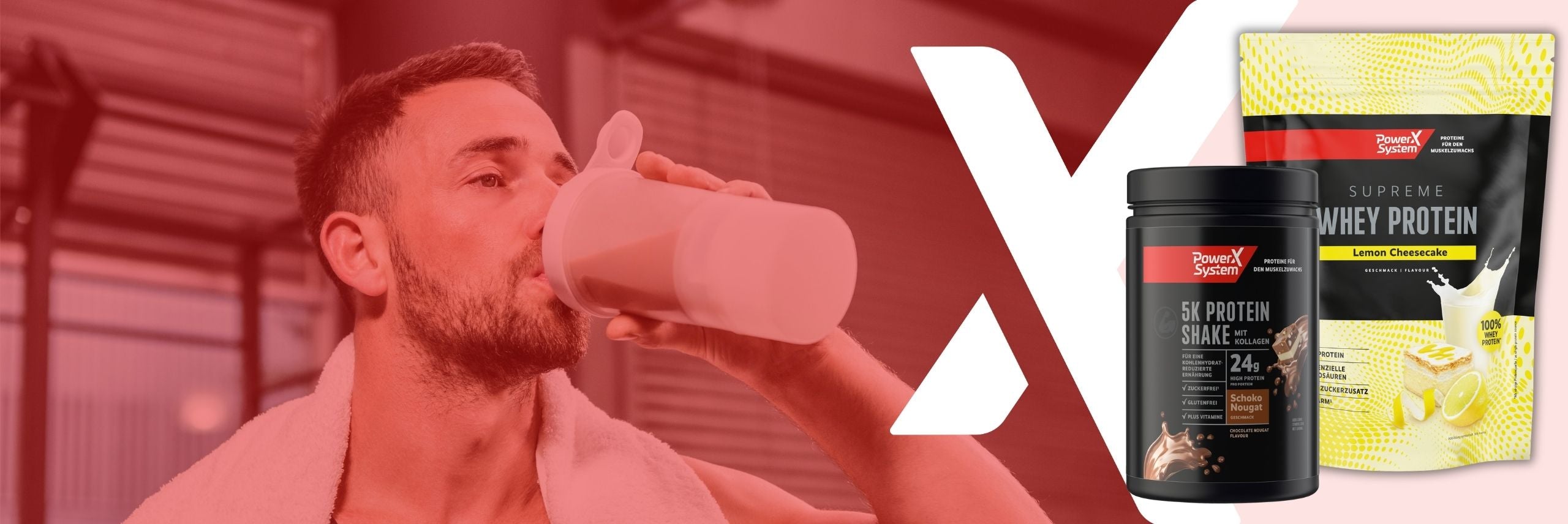 Kategoriebild Proteinpulver. 1 Mann trinkt einen Proteinshake. 2  Proteinpulver sind im Vordergrund abgebildet