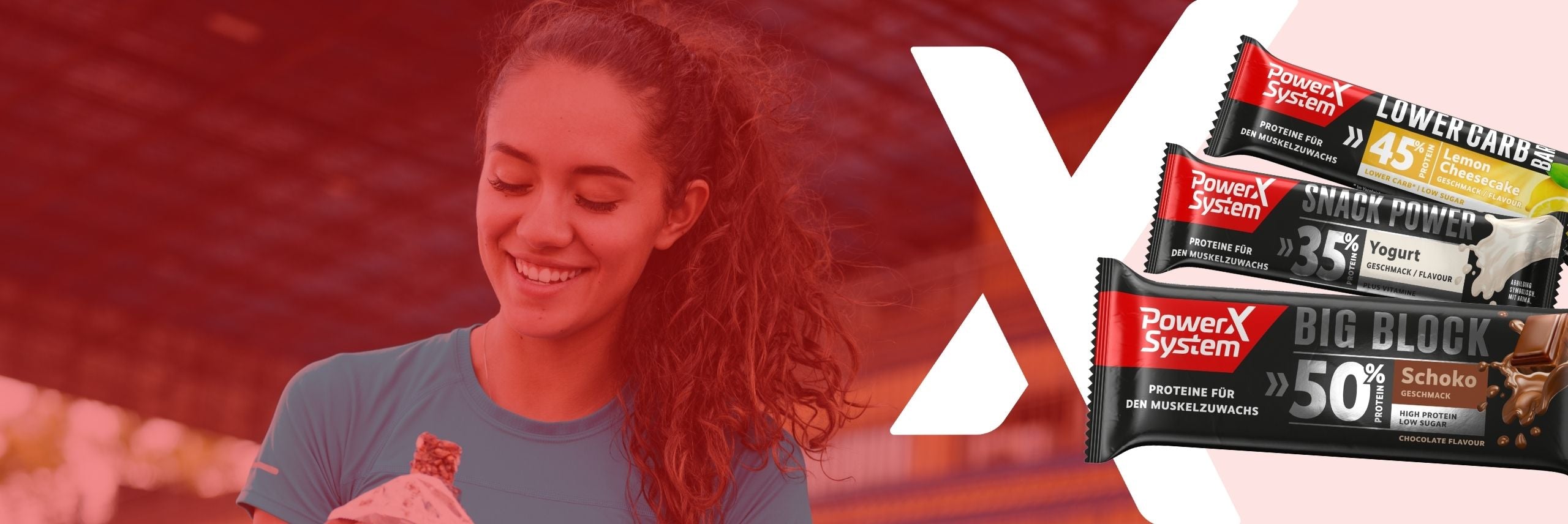 Kategoriebild Proteinriegel. Eine Frau  isst nach dem Sport einen Riegel. 3  Proteinriegel sind im Vordergrund abgebildet