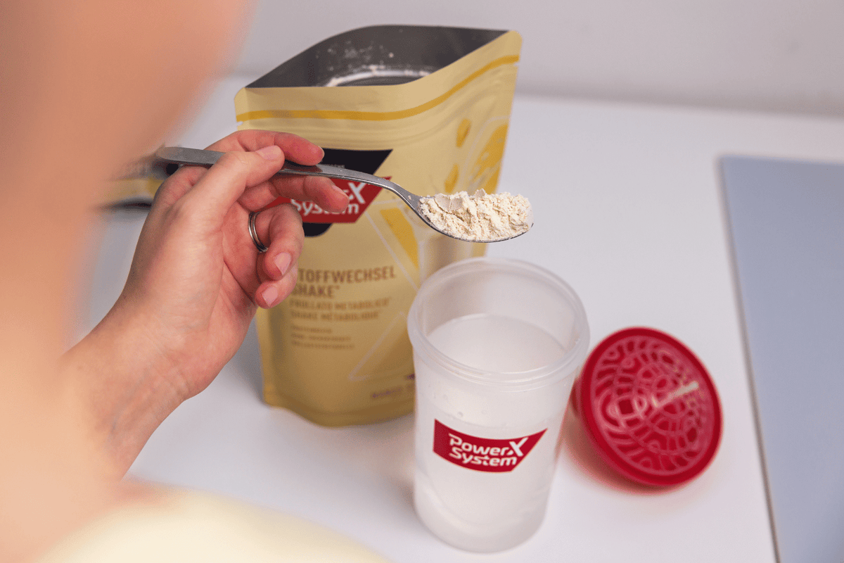 Person beim Zubereiten eines Stoffwechselshakes