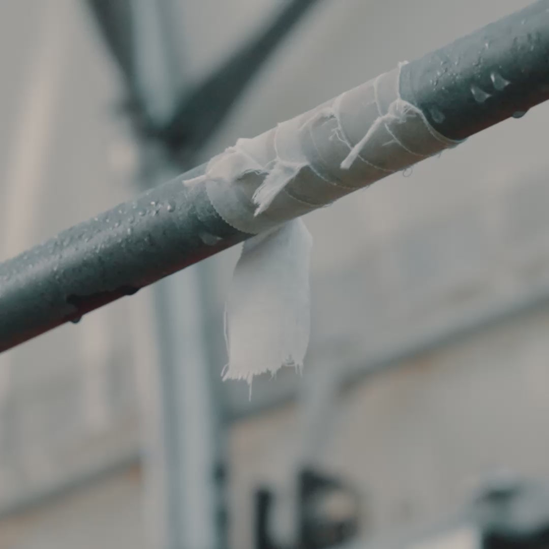 Ein Calisthenics Athlet macht ein Workout und trinkt anschließend eine Clear Protein Limo
