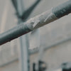 Ein Calisthenics Athlet macht ein Workout und trinkt anschließend eine Clear Protein Limo